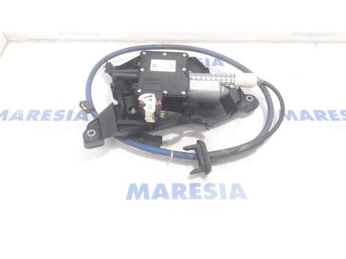 Used Electric handbrake PEUGEOT 5008 (0U_, 0E_) 1.6 16V (120 hp) 31501496