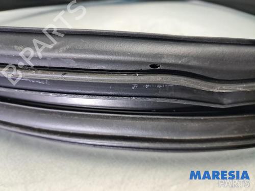 Gummiliste PEUGEOT 108 1.0 VTi 72 | BP31409968C142