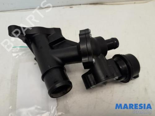Used Thermostat housing Thermostat housing RENAULT TRAFIC III Van (FG_) 1.6 dCi 95 (FGMJ, FGMR) (95 hp) 31521084 31521084