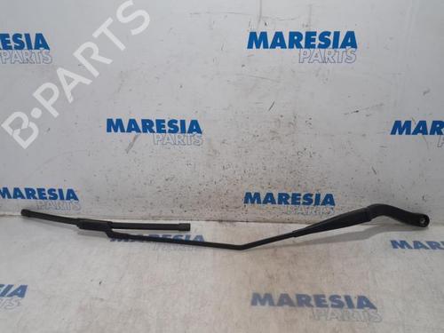 Used Front windshield wiper arm RENAULT TRAFIC III Van (FG_) 1.6 dCi 115 (FGMD) (116 hp) 31532583