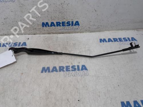Used Front windshield wiper arm ALFA ROMEO 159 Sportwagon (939_) 2.4 JTDM (939BXD1B, 939BXD12) (200 hp) 31514902