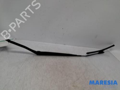 Used Front windshield wiper arm RENAULT CLIO IV (BH_) 0.9 TCe 90 (BHNF, BHMA, BHMH, BHJK, BHJR) (90 hp) 31450129