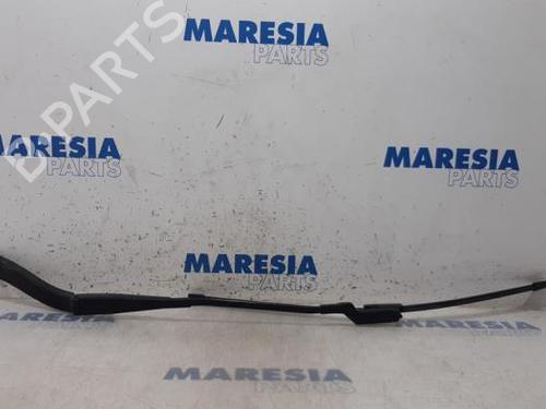 front-windshield-wiper-arm-renault-trafic-iii-van-fg_-2014-31470312 main image