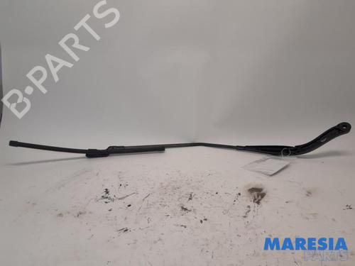 Used Front windshield wiper arm RENAULT TRAFIC III Van (FG_) 1.6 dCi 145 (FGMG) (145 hp) 31474489