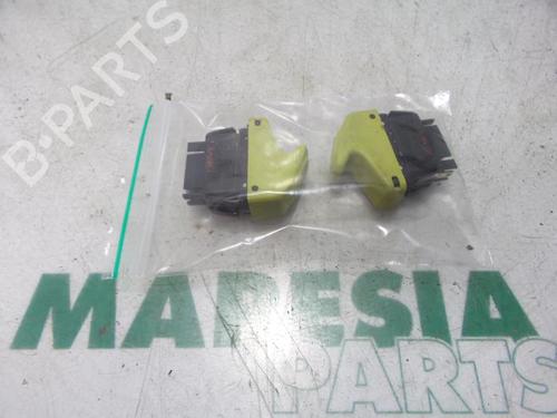 switch-renault-twingo-i-c06_-1993-1994-1995-1996-1997-1998-1999-2000-2001-2002-2003-2004-2005-2006-2007-2008-2009-2010-2011-2012-31394268 main image