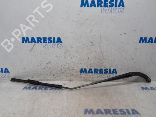 front-windshield-wiper-arm-renault-captur-i-j5_-h5_-2013-31534204 main image