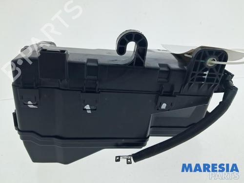Used Fuse box Fuse box 37524328 37524328