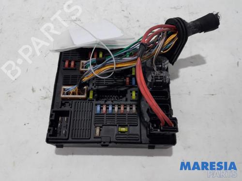 Used Fuse box RENAULT GRAND SCÉNIC III (JZ0/1_) 1.4 16V (JZ0F) (131 hp) 31453749