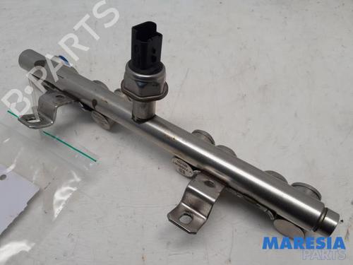Used Injection rail PEUGEOT 5008 (0U_, 0E_) 1.6 16V (156 hp) 31452691