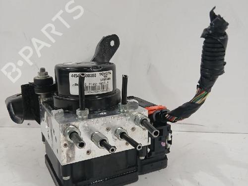 Used ABS pump TOYOTA YARIS (_P13_) 1.5 (NSP131_) (112 hp) 31562946