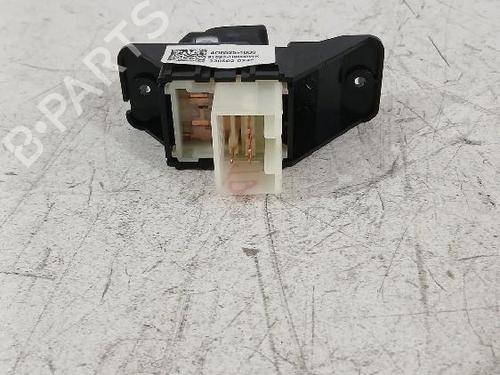 Used Right rear window switch KIA STONIC (YB) 1.0 T-GDi (101 hp) 31567450