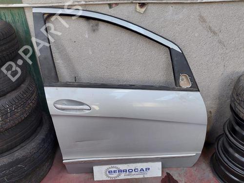 Used Right front door Right front door 31570168 31570168
