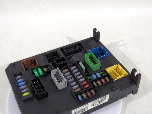 Used Fuse box Fuse box 39493892 39493892
