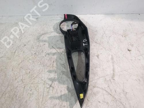 Used Right rear window switch TOYOTA COROLLA Hatchback (_E21_, _EA1_, _EH1_) 1.8 VVTi Hybrid (ZWE219) (140 hp) 31567232