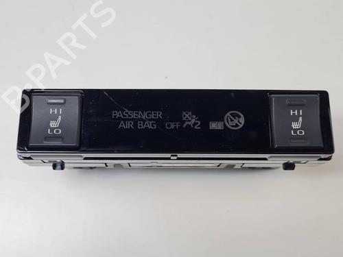 switch-toyota-rav-4-v-_a5_-_h5_-2018-34518309 main image