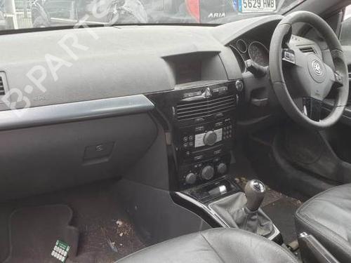 Fuse box OPEL ASTRA H TwinTop (A04) 1.9 CDTi (L67) | BP18711016E1 