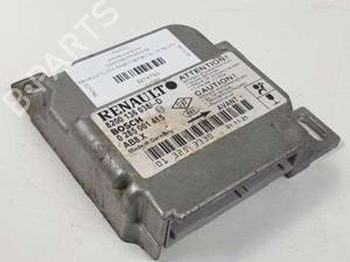 Używane Sterownik / Moduł Airbag RENAULT CLIO II (BB_, CB_) 1.6 16V (BB01, BB0H, BB0T, BB14, BB1D, BB1R, BB2KL, BB3G... (107 hp) 30800952