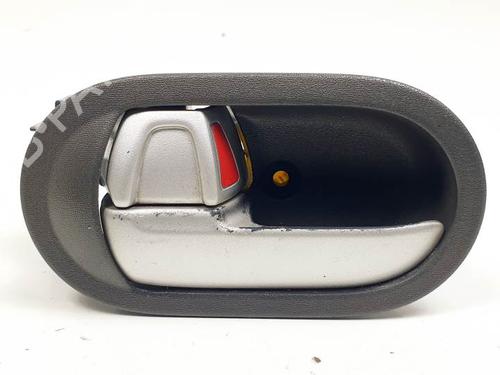 Venstre foran invendig håndtak MITSUBISHI COLT VI (Z3_A, Z2_A) 1.1 (Z31A, Z32A) (75 hp) 27525634