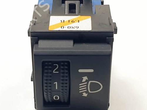 Used Headlight switch Headlight switch TOYOTA COROLLA Hatchback (_E21_, _EA1_, _EH1_) 1.8 Hybrid (ZWE211) (98 hp) 25403836 25403836
