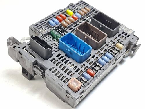 Used Fuse box Fuse box 39196413 39196413