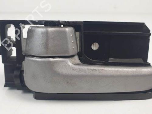 Venstre foran invendig håndtak SUZUKI SWIFT III (MZ, EZ) 1.3 DDiS (RS413D) (75 hp) 20510945