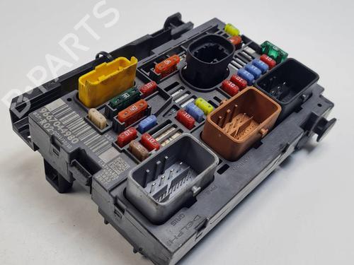 Used Fuse box Fuse box 38588986 38588986