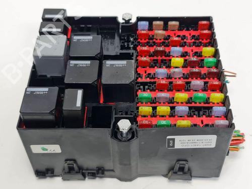 Used Fuse box Fuse box 6857604 6857604