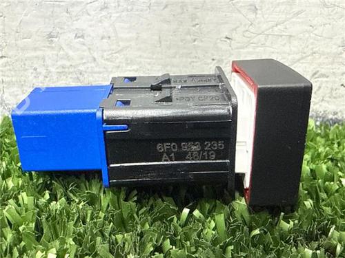 Warning switch SEAT IBIZA V (KJ1, KJG) 1.0 MPi | BP32432133I22