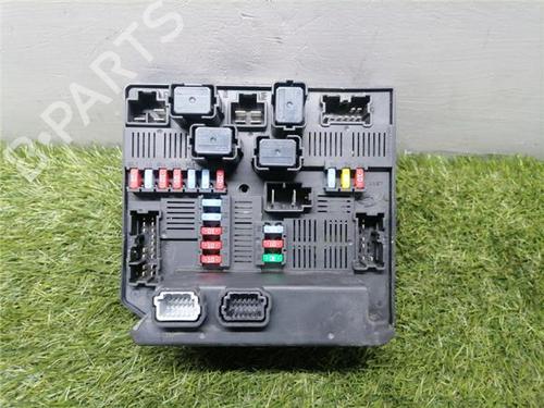 Used Fuse box RENAULT KOLEOS I (HY_) 2.0 dCi 4x4 (HY0K) (150 hp) 31890747