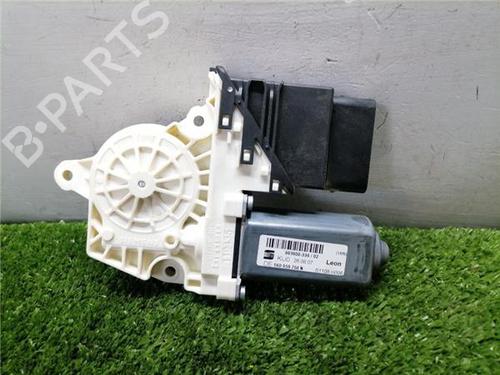 Used Right rear window motor Right rear window motor SEAT LEON (1P1) 1.9 TDI (105 hp) 33478025 33478025