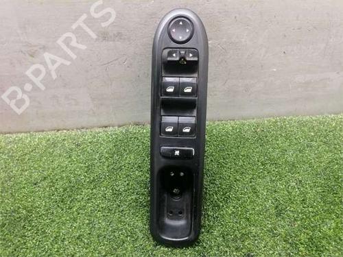 Used Left front window switch Left front window switch PEUGEOT 407 (6D_) 2.0 HDi 135 (6DRHRH, 6DRHRE, 6DRHRG, 6DRHRJ) (136 hp) 40517421 40517421