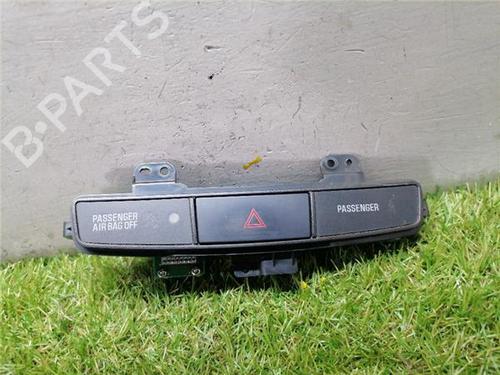 Bouton de warning MITSUBISHI LANCER VIII (CY_A, CZ_A) 2.0 DI-D (CY8A) (140 hp) 31901649