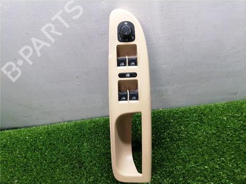 Venstre fortil elrude kontakt VW PASSAT B6 (3C2) 2.0 TDI (170 hp) 32354193