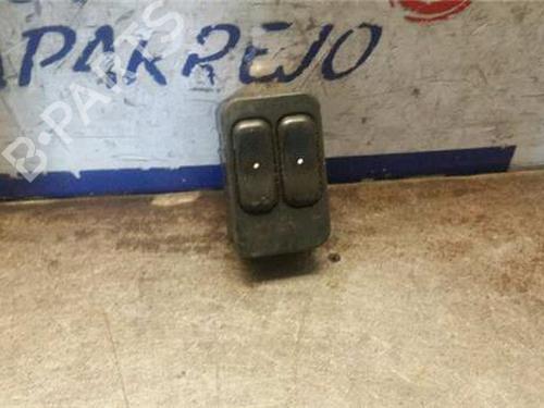 Interrupteur de vitre avant gauche VAUXHALL MERIVA A (X03) 1.6 i (87 hp) 31895637