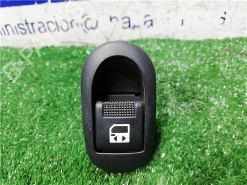 Interrupteur de vitre avant gauche PEUGEOT 1007 (KM_) 1.4 (75 hp) 31897462