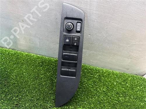 Interrupteur de vitre avant gauche TOYOTA COROLLA Saloon (_E21_) 1.8 VVTi Hybrid (ZWE211) (122 hp) 32377158