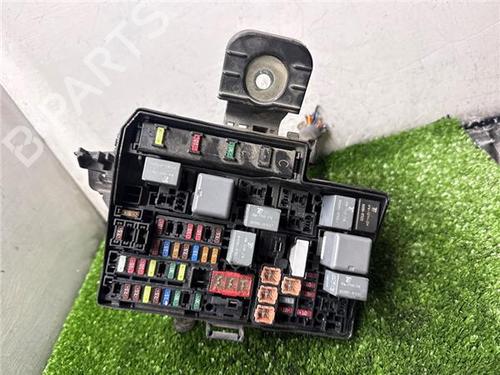 Used Fuse box Fuse box TOYOTA YARIS (_P13_) 1.5 (NSP131_) (112 hp) 32690352 32690352