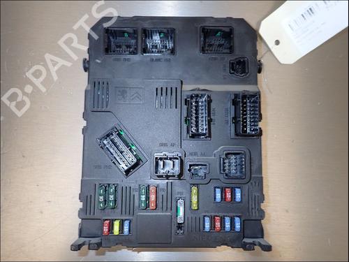 Used Fuse box Fuse box 39233272 39233272