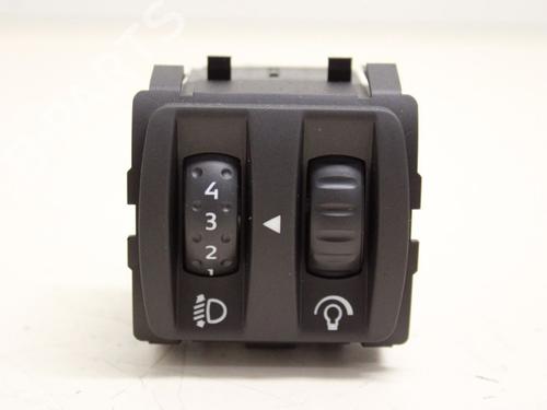 switch-renault-megane-iii-hatchback-bz01_-b3_-2008-33780338 main image