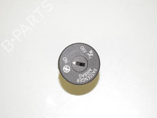 switch-bmw-3-touring-g21-g81-2019-34073111 main image