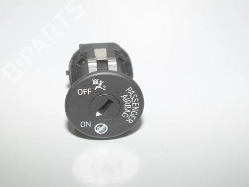 switch-bmw-3-g20-g80-g28-2018-34083680 main image