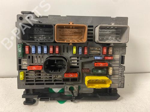 Used Fuse box Fuse box 39007105 39007105