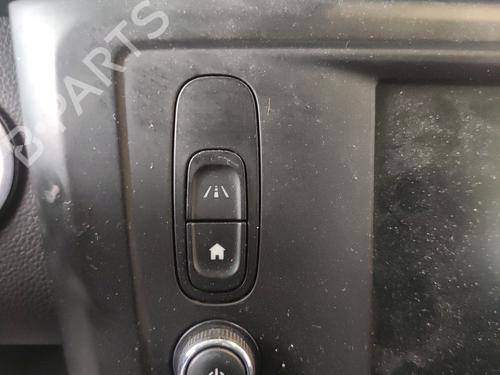 switch-renault-kadjar-ha_-hl_-2015-34569540 main image