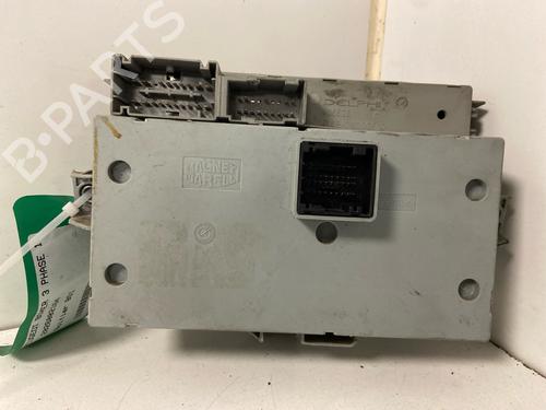 Used Fuse box Fuse box 37229558 37229558
