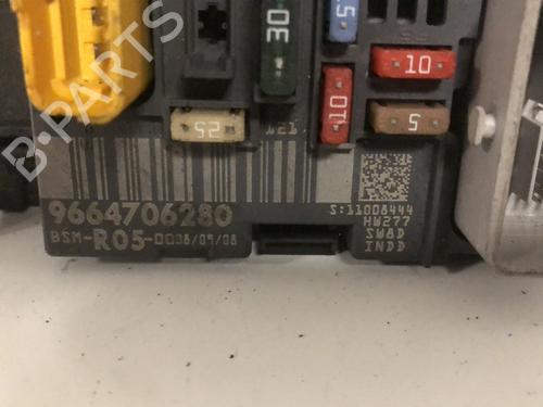 Used Fuse box Fuse box PEUGEOT 308 I (4A_, 4C_) 1.6 HDi (109 hp) 33598026 33598026