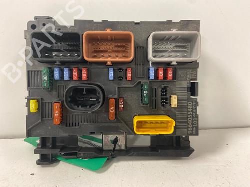 Used Fuse box Fuse box 38941098 38941098