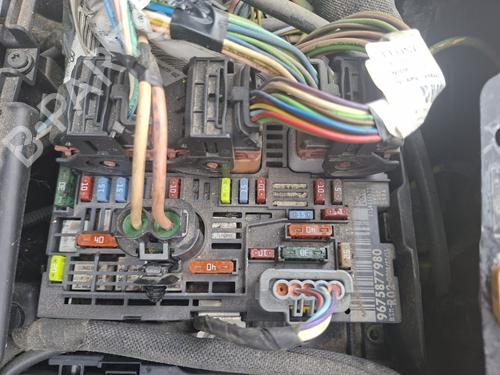 Used Fuse box Fuse box 37188127 37188127