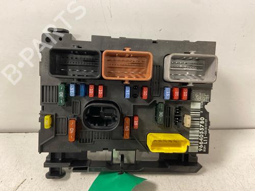Used Fuse box Fuse box 39256400 39256400