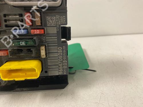 Used Fuse box Fuse box 39256180 39256180