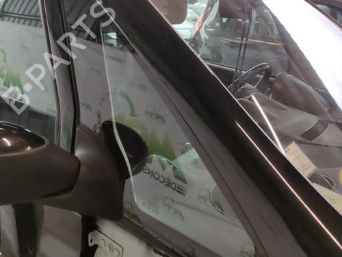 front-right-quarter-glass-peugeot-1007-km_-2005-35911414 main image